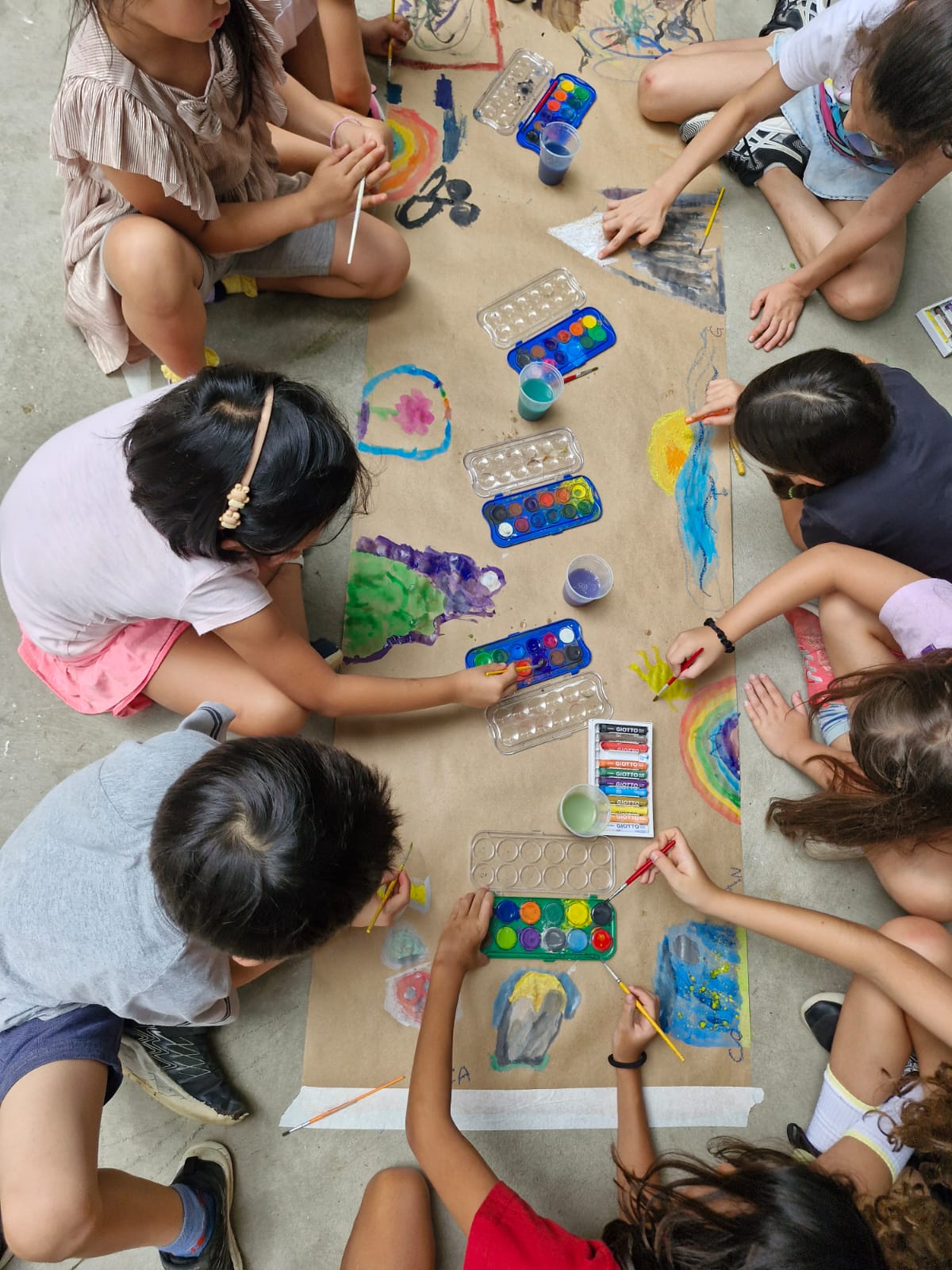 Crianças pintando com aquarela